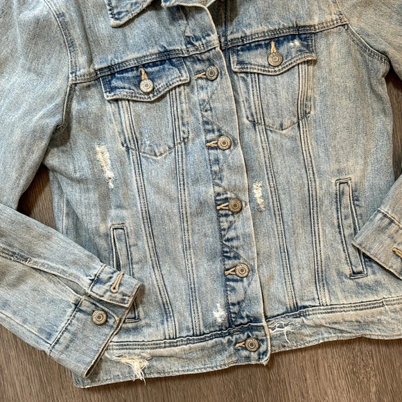 Old Navy Light wash distressed cotton button up denim jacket size S Petite - Picture 2 of 6